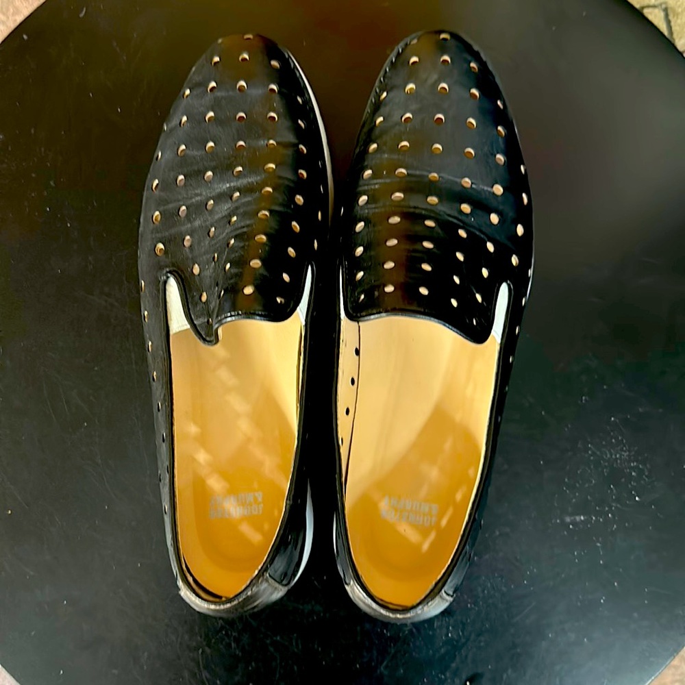 Johnston & Murphy women’s sneaker/shoe with leather, perforated upper.